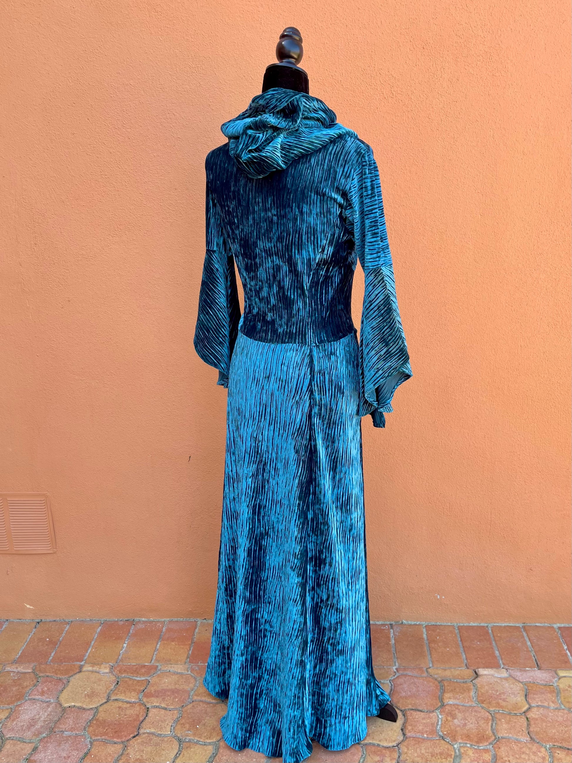 Bahr Ahmar Robe